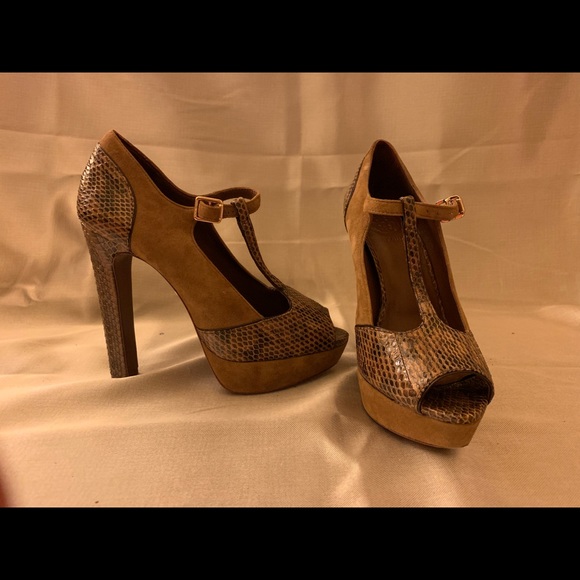 Vivian T Strap Heel - Picture 3 of 8